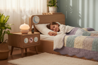 créame la imagen de un niño durmiendo con una mesilla de noche al lado, en la mesilla quiero que haya un difusor de aceites y al lado del difusor un bote de aceite de árbol de te y quiero que en la imagen pongas stickers de un buen sueño, prevención de mosquitos y calidad del aire